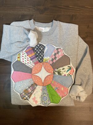Vintage Quilt Dresden Plate Sweatshirt – Light Gray (MED) - 01