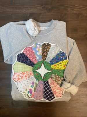 Vintage Quilt Dresden Plate Sweatshirt – Light Gray (MED) - 02