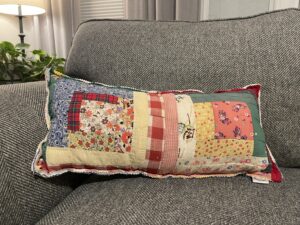 Log Cabin Vintage Quilt Lumbar Pillow – 01