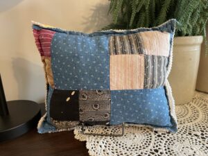4-Patch Vintage Quilt Pillow – 09